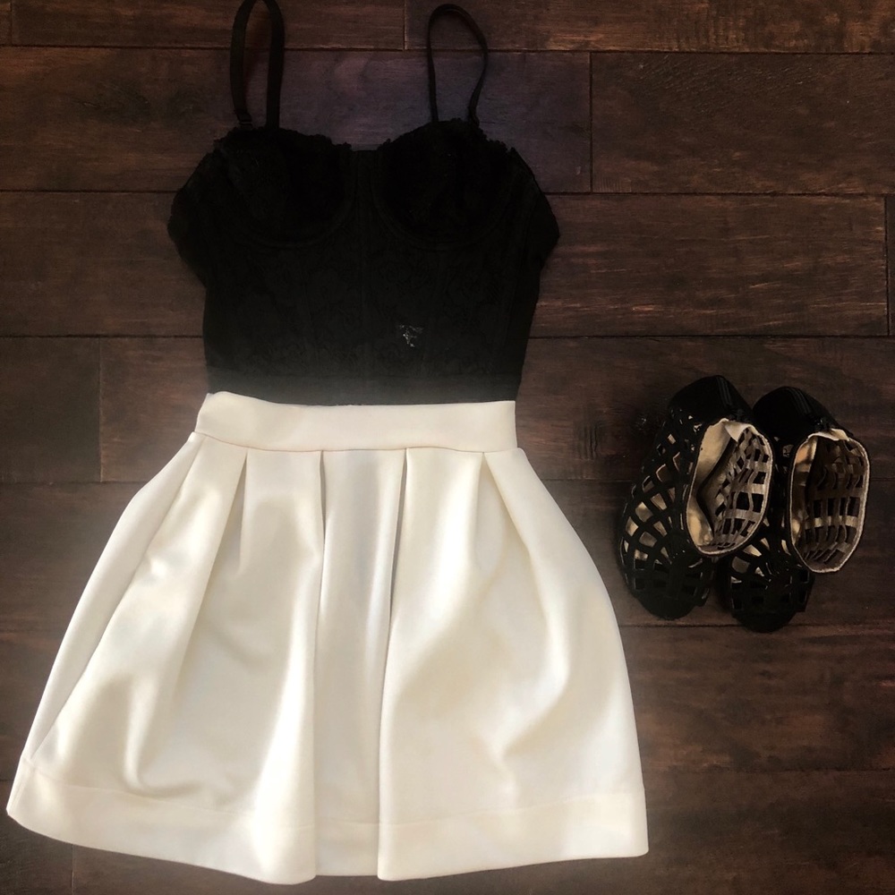 ▫️White high waisted skirt